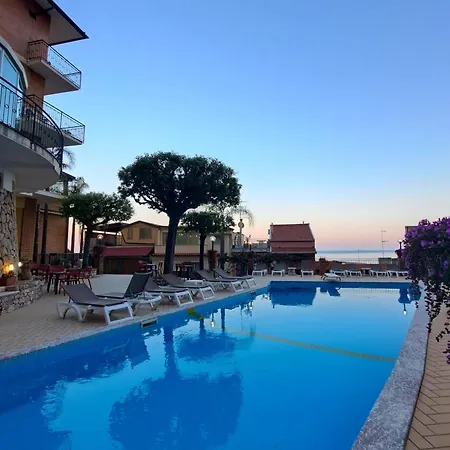 科拉罗酒店 4* 陶尔米纳