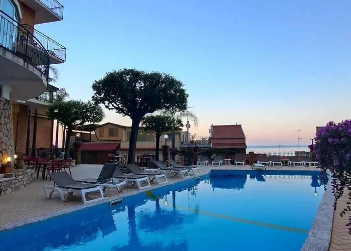 科拉罗酒店 4* 陶尔米纳