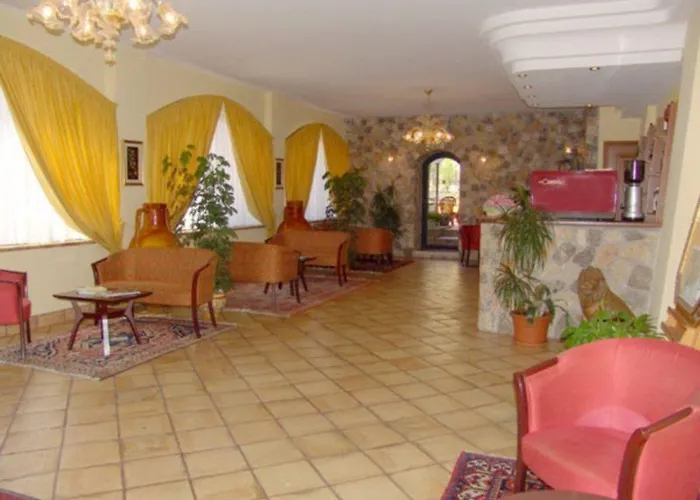 科拉罗酒店 4* 陶尔米纳