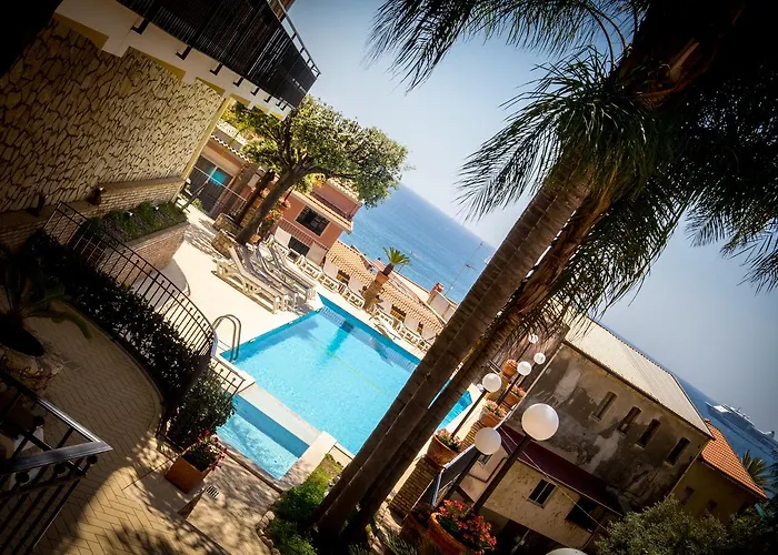 科拉罗酒店 4* 陶尔米纳